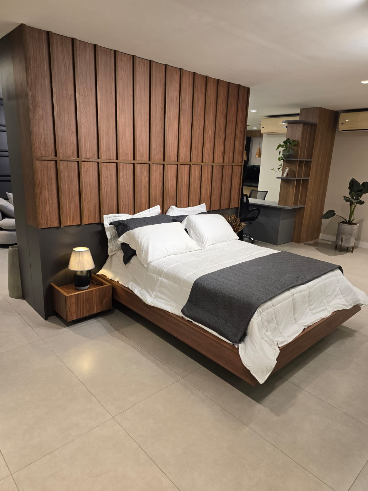 Dormitório planejado em exposição na Italinea Serra